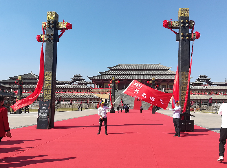 Karyawan KEXR bermain di Hengdian Studios.