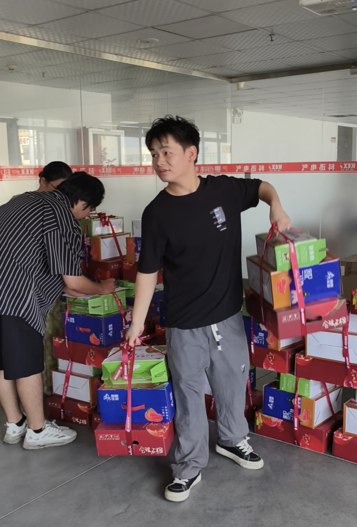 Dalam rangka Festival Pertengahan Musim Gugur, Kexun Electric telah menyiapkan kotak kado istimewa untuk setiap karyawan.