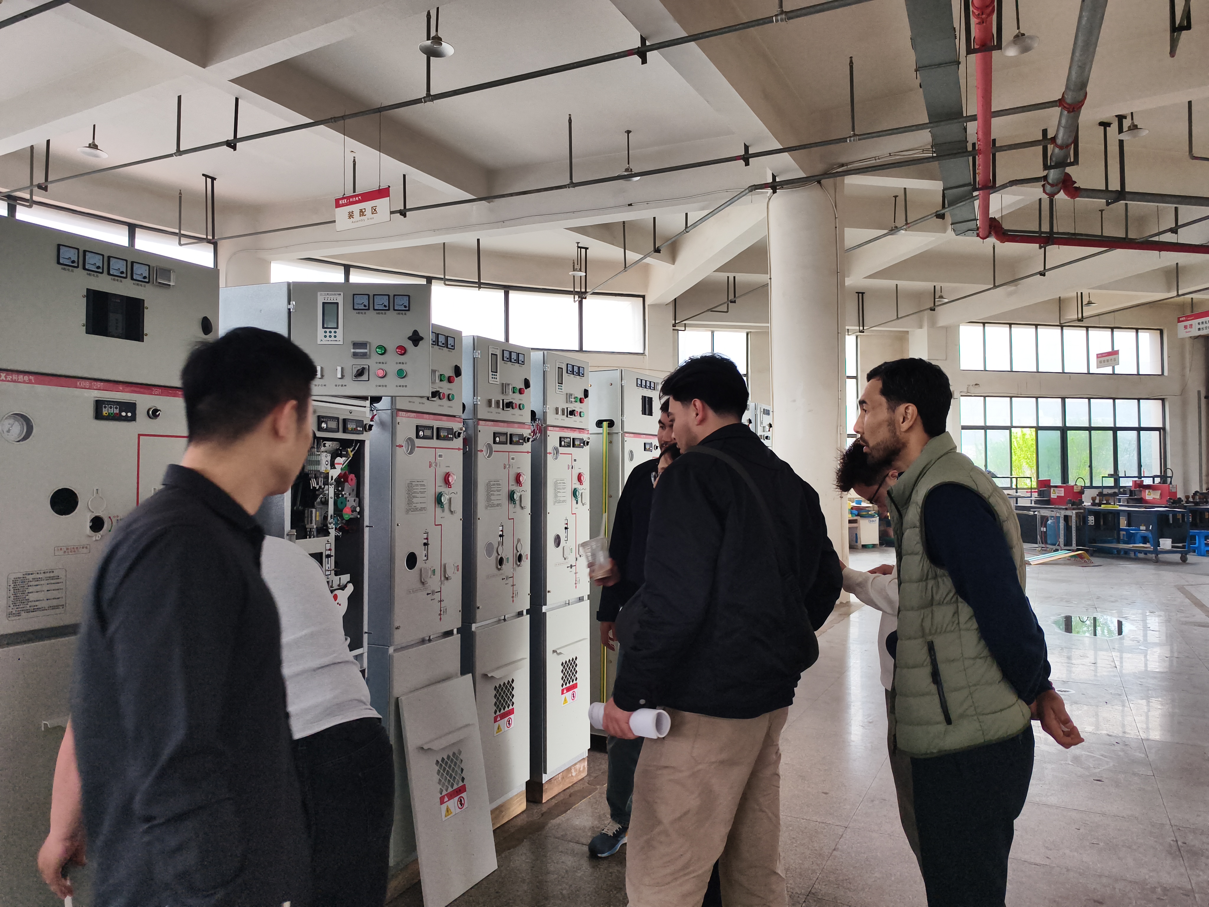 Klien Kazakhstan Mengunjungi Basis Manufaktur Peralatan Distribusi Listrik Tegangan Tinggi Kexun Electric